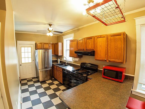 Kitchen with breakfast bar
