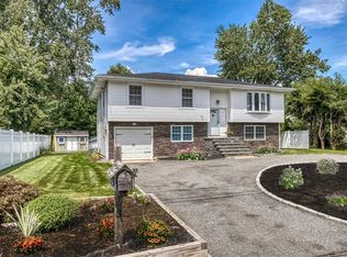 3 Undset Ct, Dix Hills, NY 11746