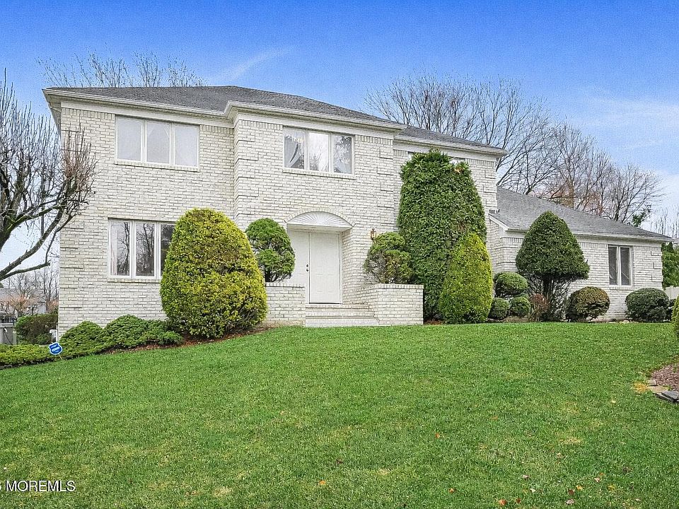 1st image of 135 Yorkshire Drive