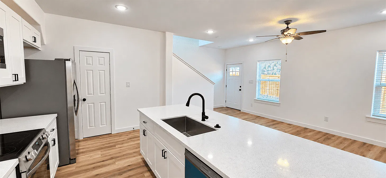 1052 N Ln — Photo 2