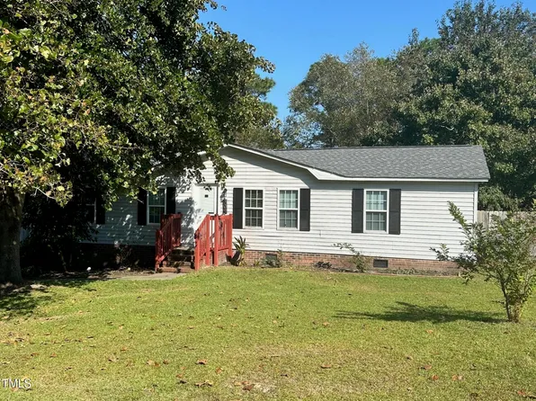 504 Jamestown Dr, Spring Lake, NC 28390