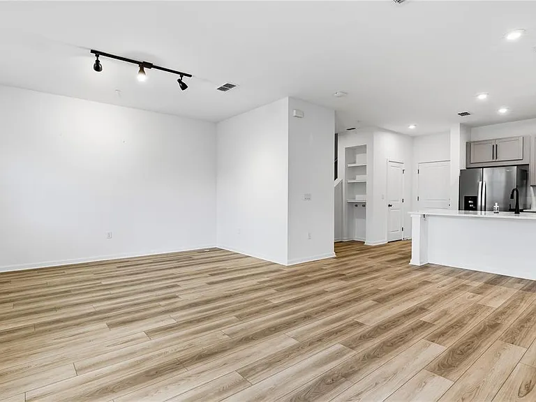 9844 Walkway Dr — Photo 2