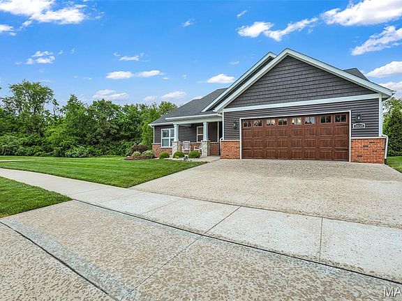 3rd image of 1858 Cloverdale Dr