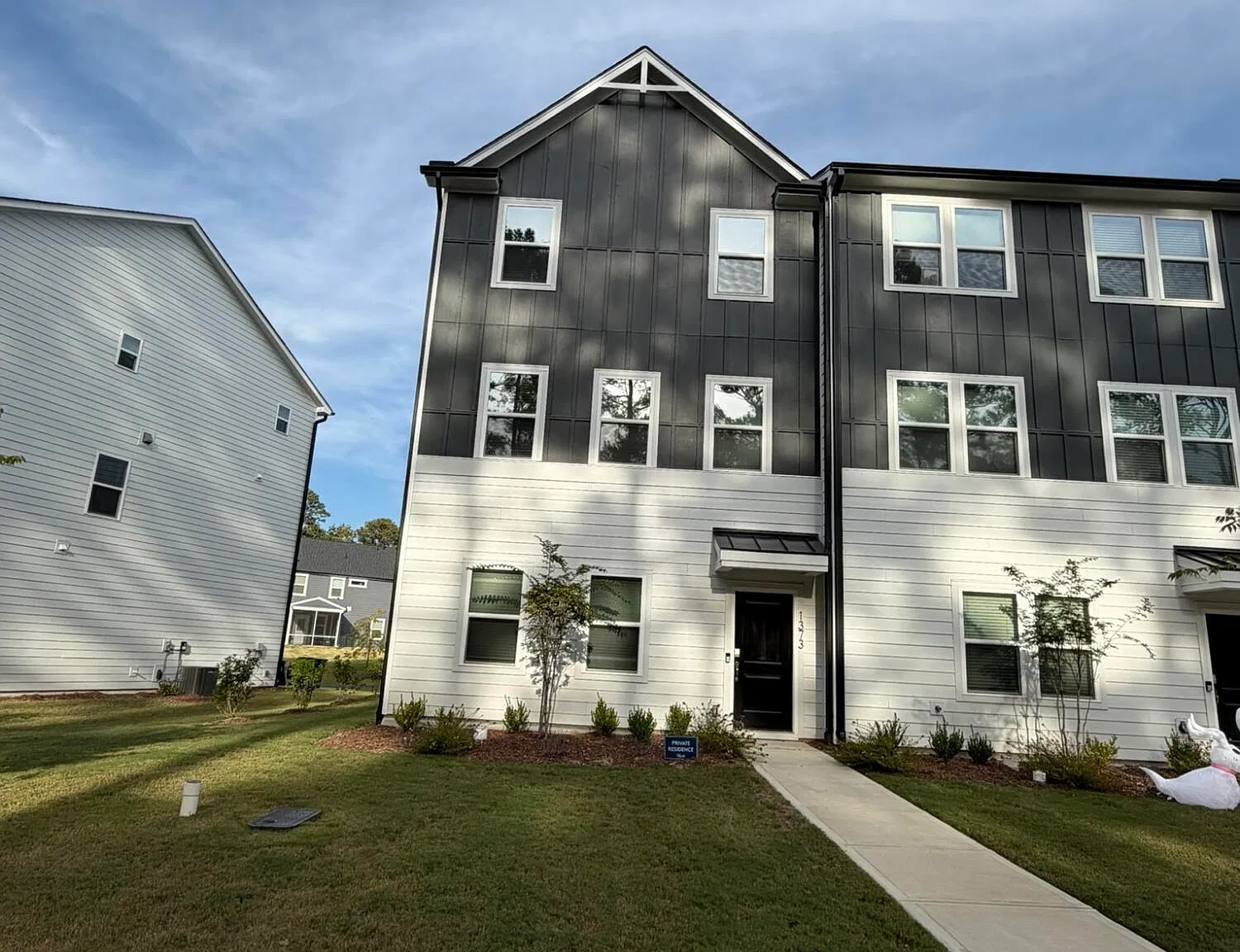 4 bed, 3.5 bath, 2100 sqft, $2,300 — Photo 2