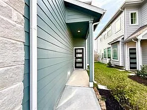 3 bed, 2.5 bath, 2104 sqft, $2,400 — Photo 2