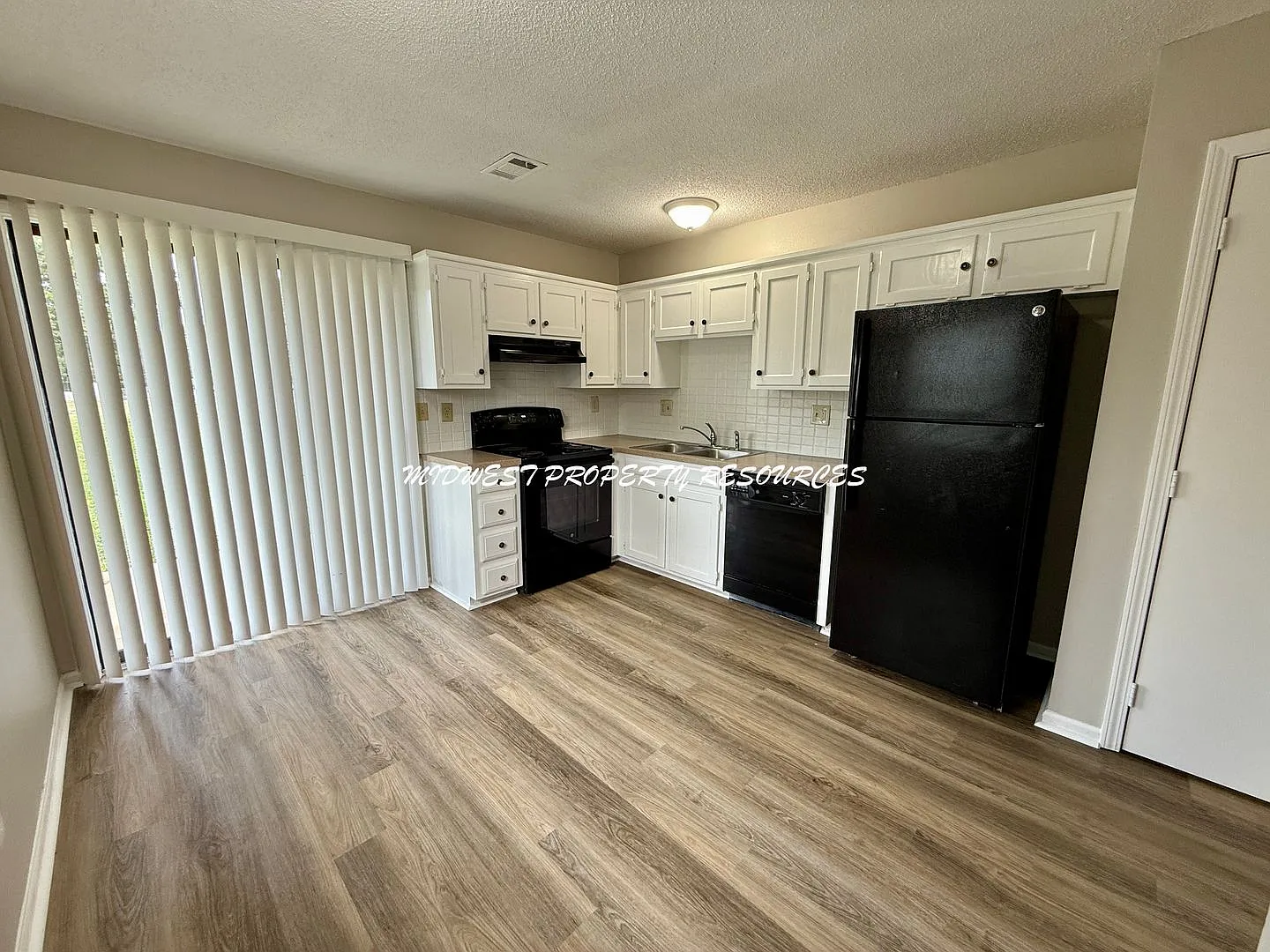 2 Bedroom Duplex w/ Garage — Photo 2