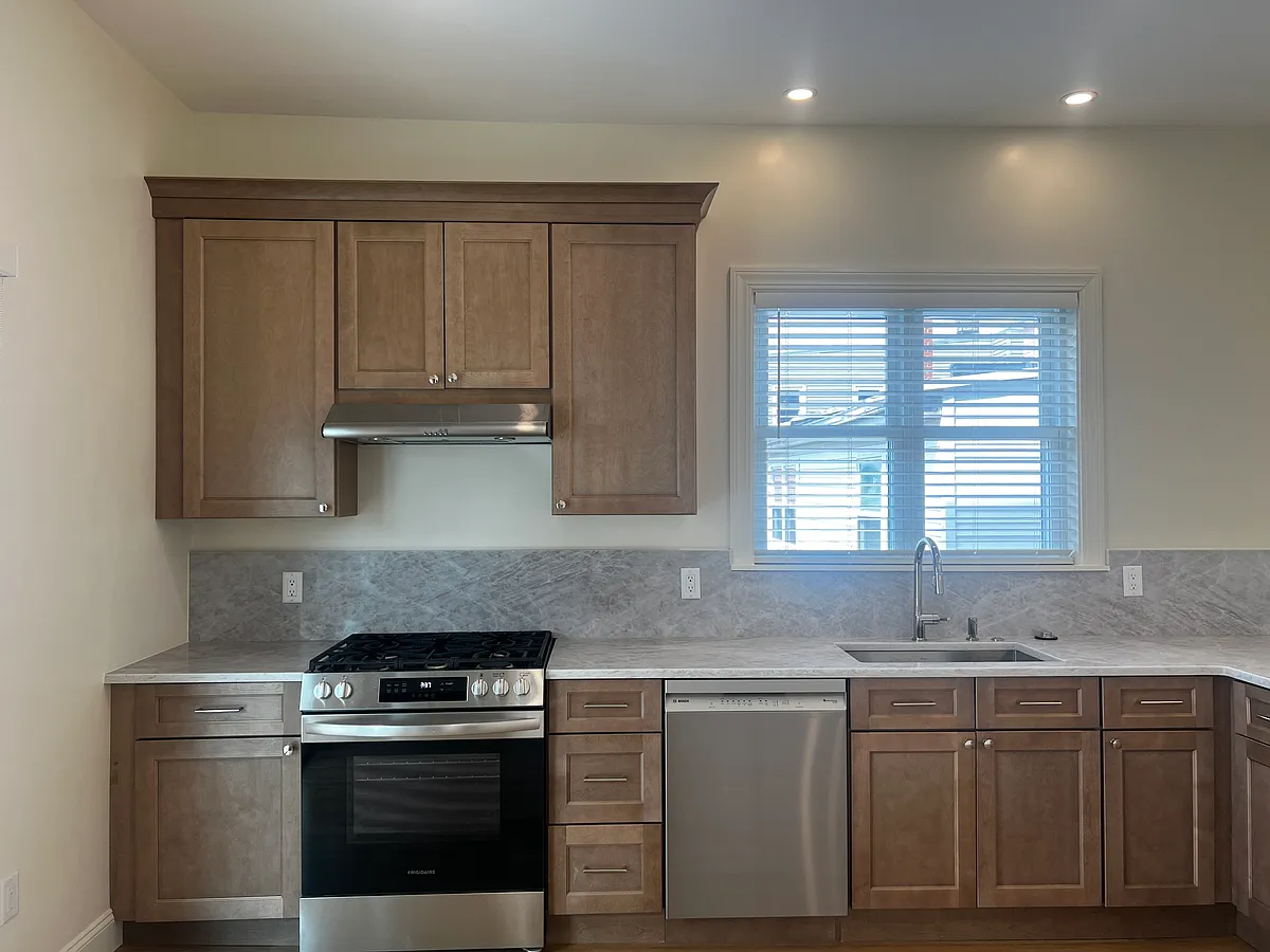 Gas Stove + Bosch dishwasher - 432 Meridian St #2