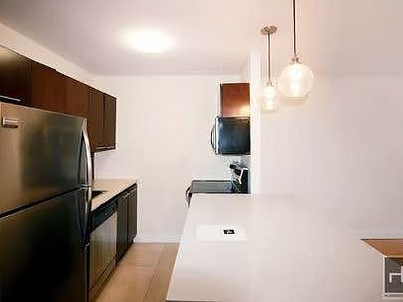 4th image of 25-40 Shore Blvd #17C