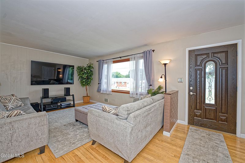 3rd image of 3328 Kenwood Avenue