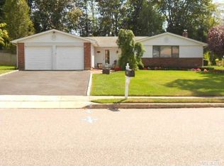 197 Old Post Dr, Hauppauge, NY 11788
