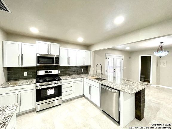 5th image of 110 Chesswood Dr