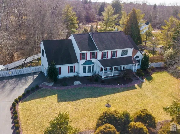 2 Garnet Ln, West Windsor, NJ 08550