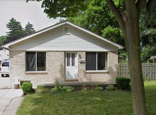 8887 Fremont St, Livonia, MI 48150