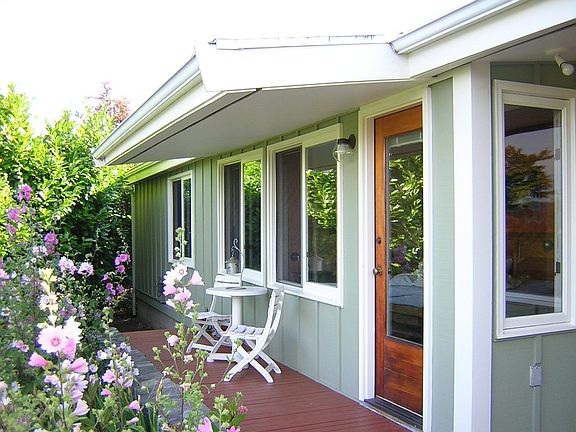 Back deck w/door to master bedroom