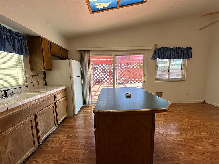 1213 Lawton Ct — Photo 12
