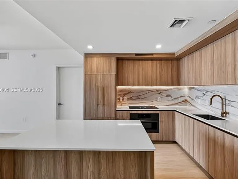 77 5th St #4202 — Photo 8