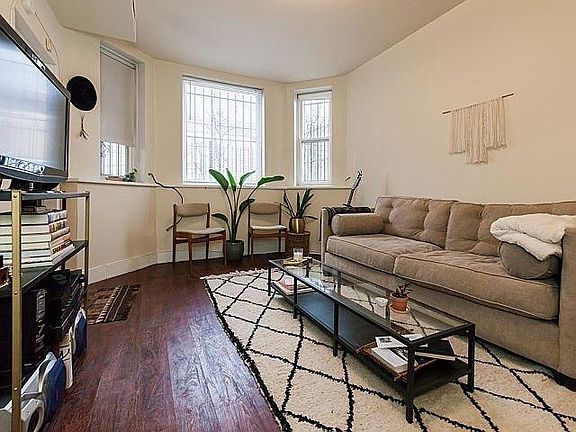 3rd image of 2712 W Cortland St #Garden