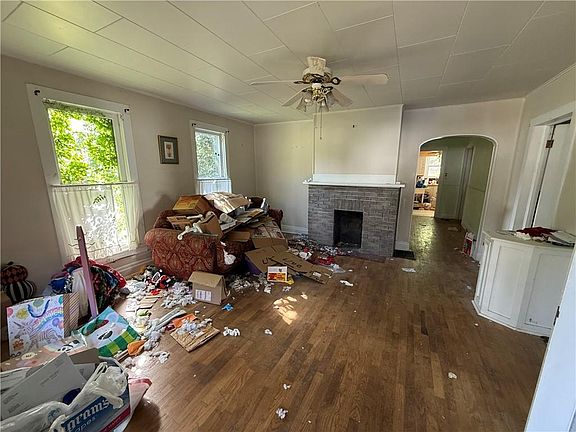4th image of 305 W Adams St