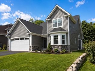 11 Bluffs Ct, Hamburg, NJ 07419