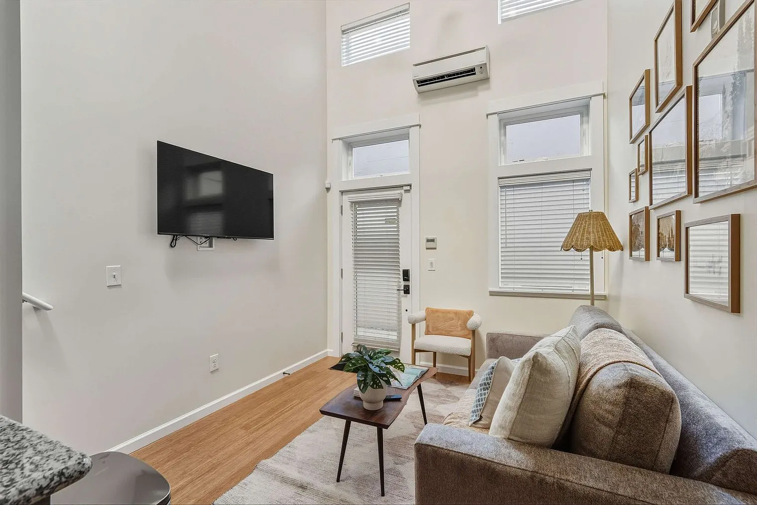 2 bed, 1.0 bath, 796 sqft, $4,158 — Photo 3