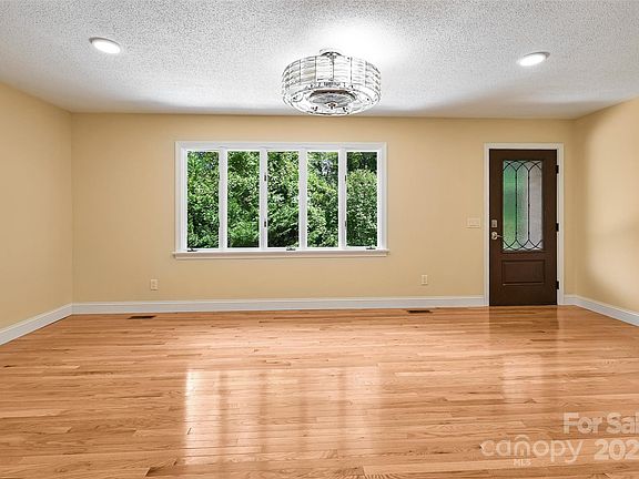5th image of 621 Erkwood Dr