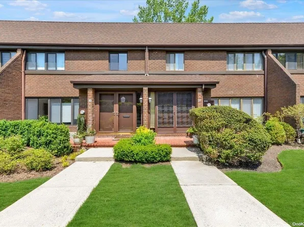 21 Squirrel Hill #223, Roslyn, NY 11576