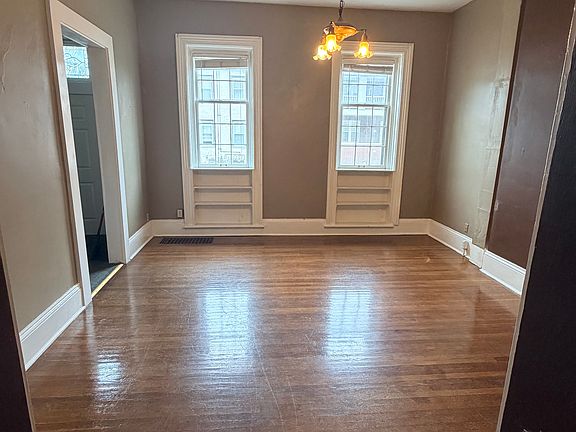 2nd image of 203 Oak St