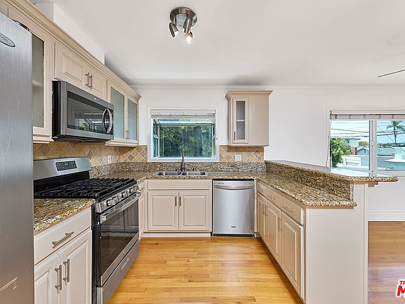 3rd image of 817 Broadway St