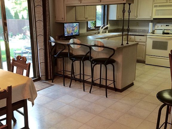 Breakfast bar/Kitchen