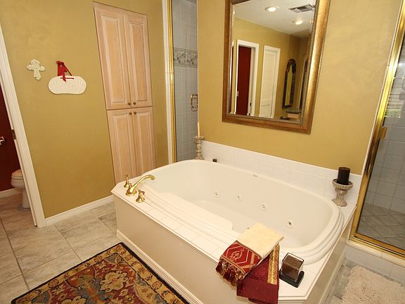 Jet tub, Sauna, and Shower