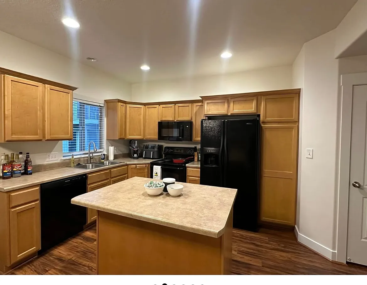3 bed, 2.5 bath, 1900 sqft, $1,900 — Photo 3