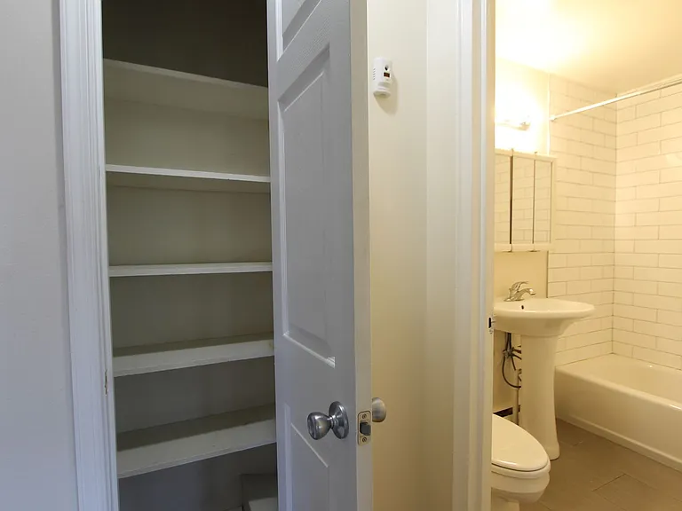 West Walnut Lane Apartments — Photo 9