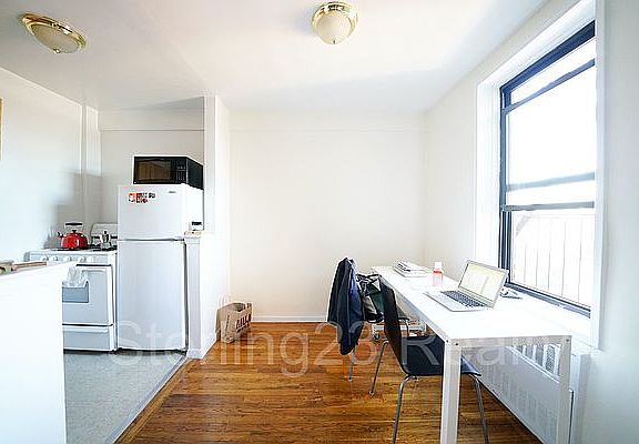 4th image of 2534 Crescent St #5A