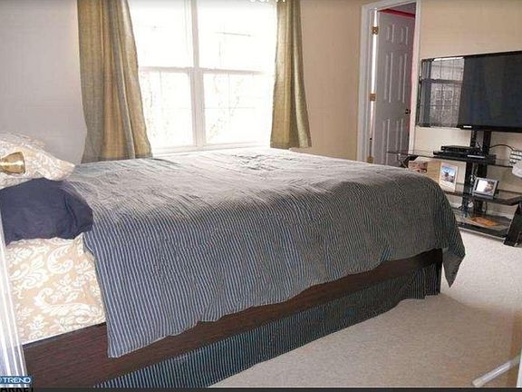 Bedroom : With a spacious walking closet. The window view is the garden. Shared bathroom