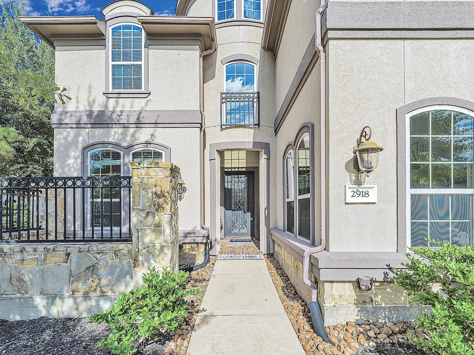 5 bed, 3.5 bath, 4039 sqft, $4,300 — Photo 1