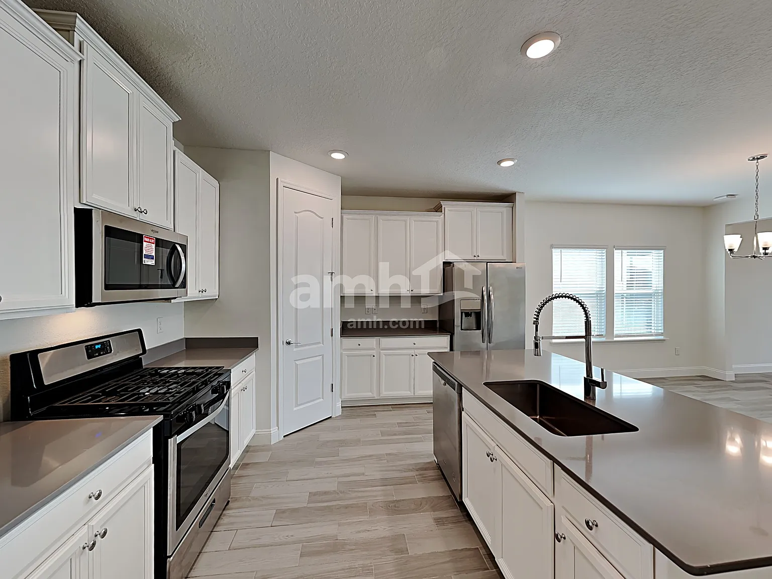 4 bed, 2.0 bath, 2124 sqft, $2,830 — Photo 3