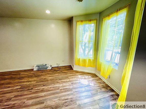 4th image of 8929 S Buffalo Ave #3R