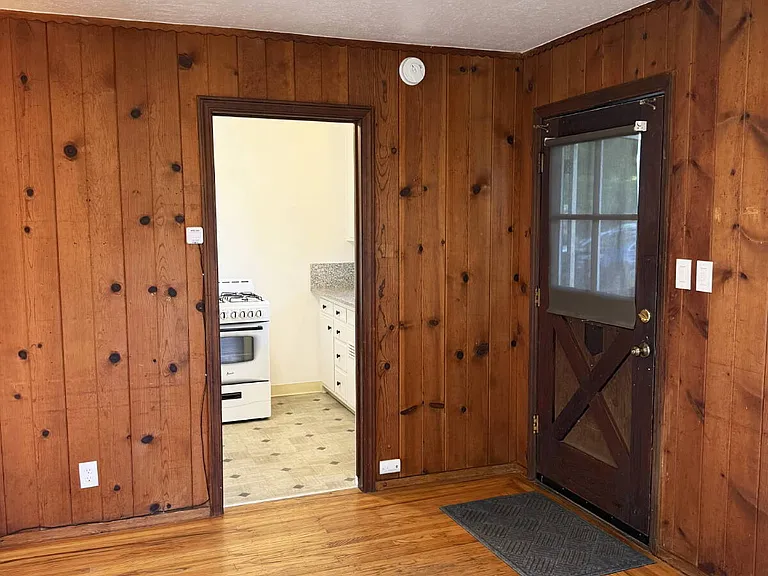 887 Lorna Dr — Photo 8