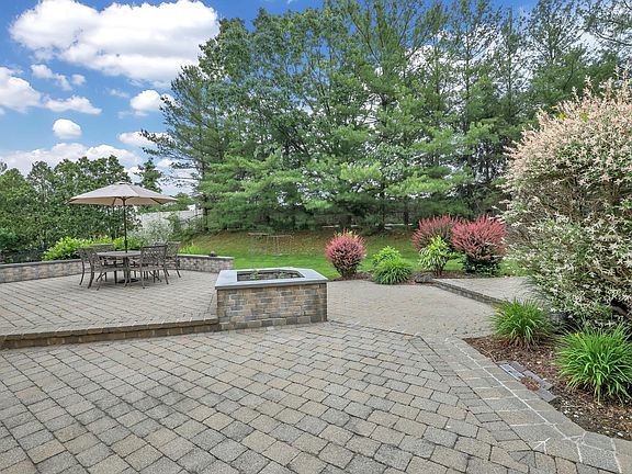 5th image of 40 Woodbury Farms Dr