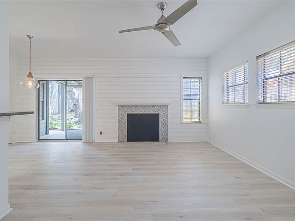 4th image of 210 Oak Bay St #402