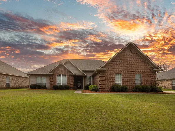 137 Corley Cir, Wake Village, TX 75501