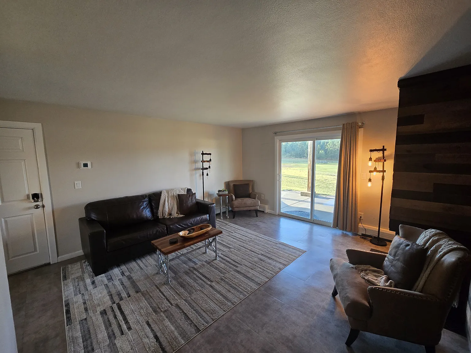 3 bed, 980 sqft, $2,100 — Photo 3
