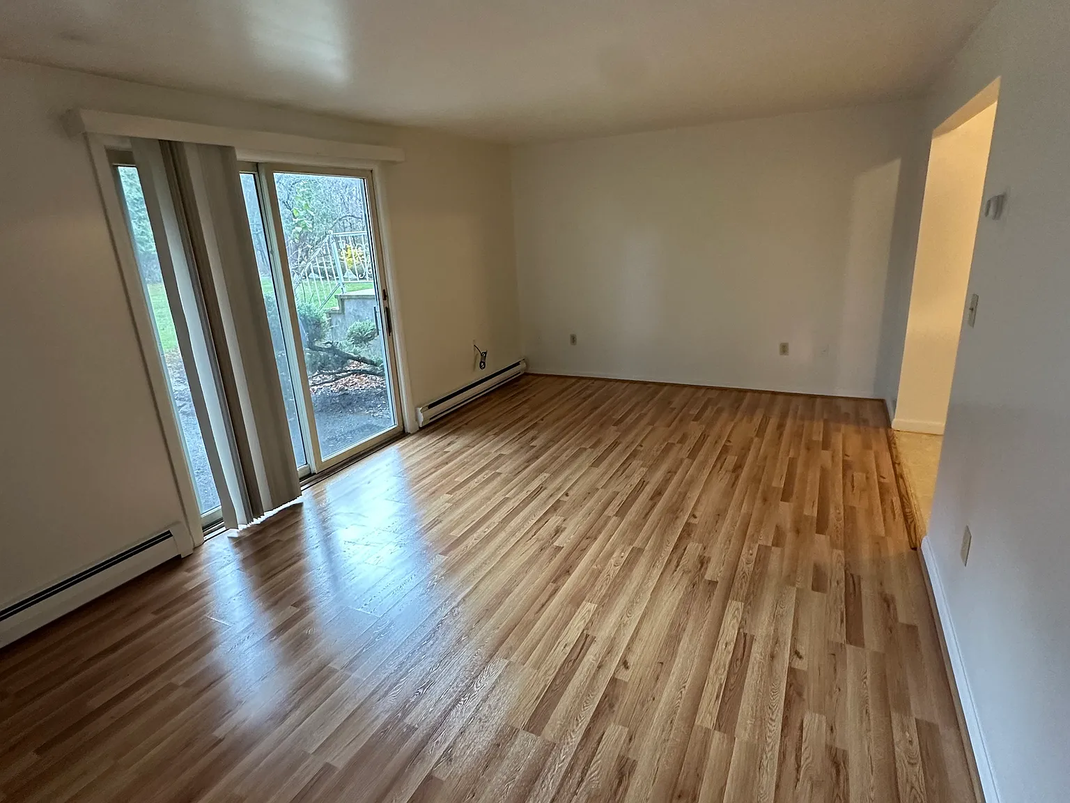 2 bed, 870 sqft, $1,600 — Photo 3