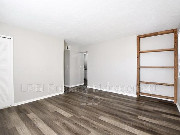 3rd image of 6806 Blackhorse Dr