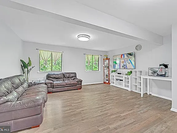 4 bed, 1900 sqft, $3,800 — Photo 2