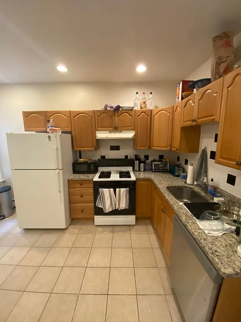 No Fee!! Nice Brighton 3 Bed/2 Bath With In-Unit Laundry & B, C And D Line Access — Photo 3