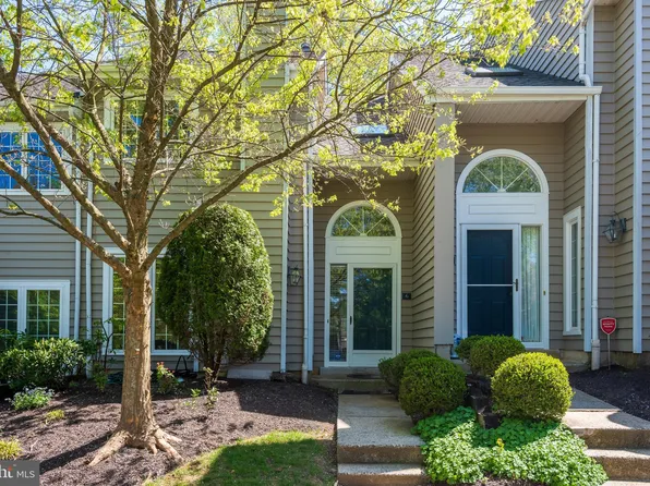 6 Cabot Dr, Chesterbrook, PA 19087