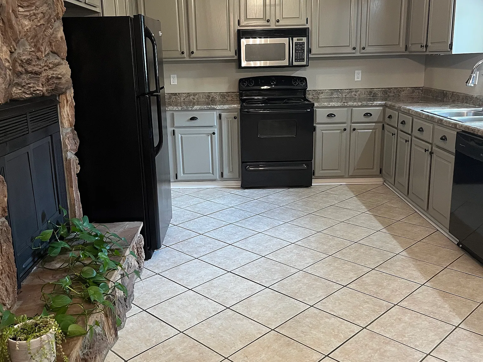 3 bed, 1620 sqft, $1,950 — Photo 4