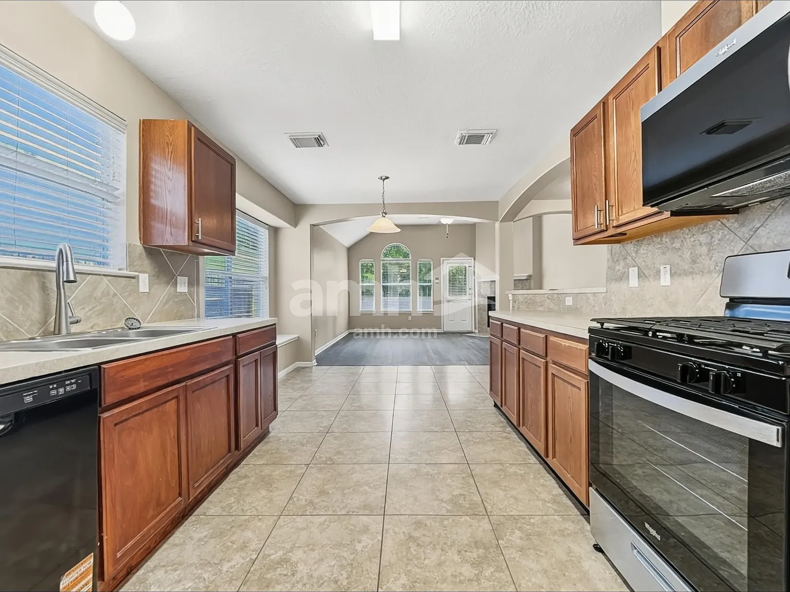 4 bed, 2.5 bath, 2426 sqft, $2,415 — Photo 3