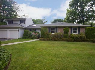10 Pine Dr S, Roslyn, NY 11576